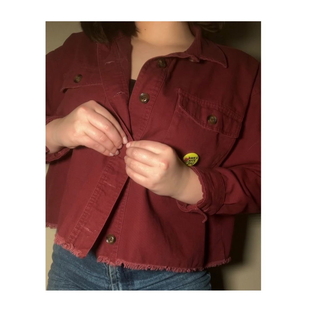 Red cropped denim jacket 🚩🏁

Size small💲

Good condition super comfy